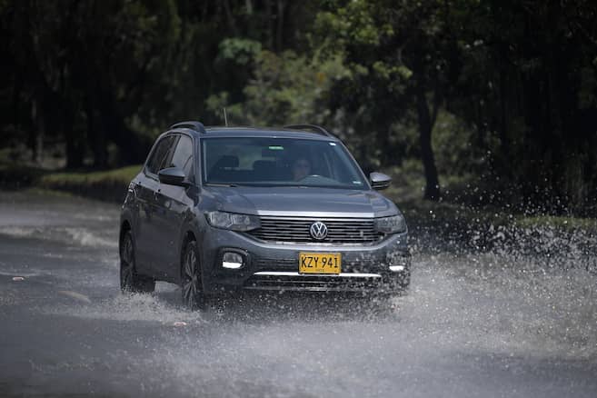 Inundaciones afectan movilidad en la carrera Séptima de Bogotá tras lluvias