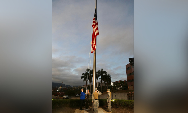 EE.UU. iza su bandera en Caracas tras siete años de ruptura diplomática